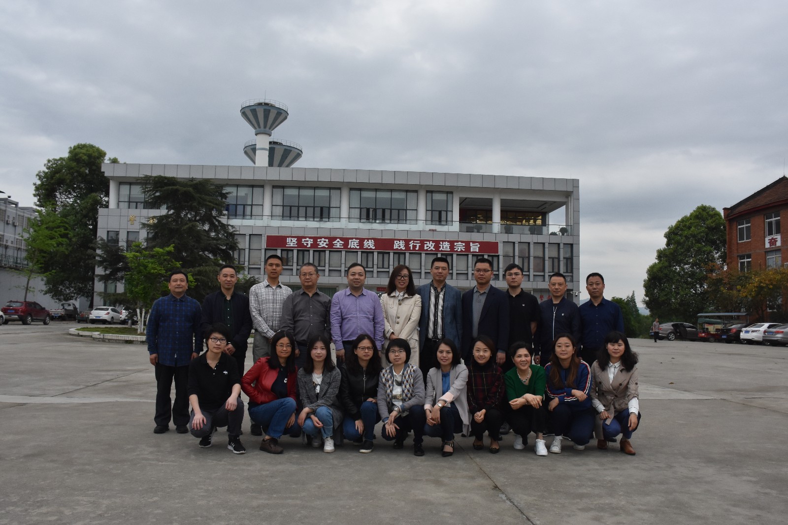 知敬畏 筑牢拒腐防变的思想防线----金控公司党员干部赴金堂监狱接受警示教育