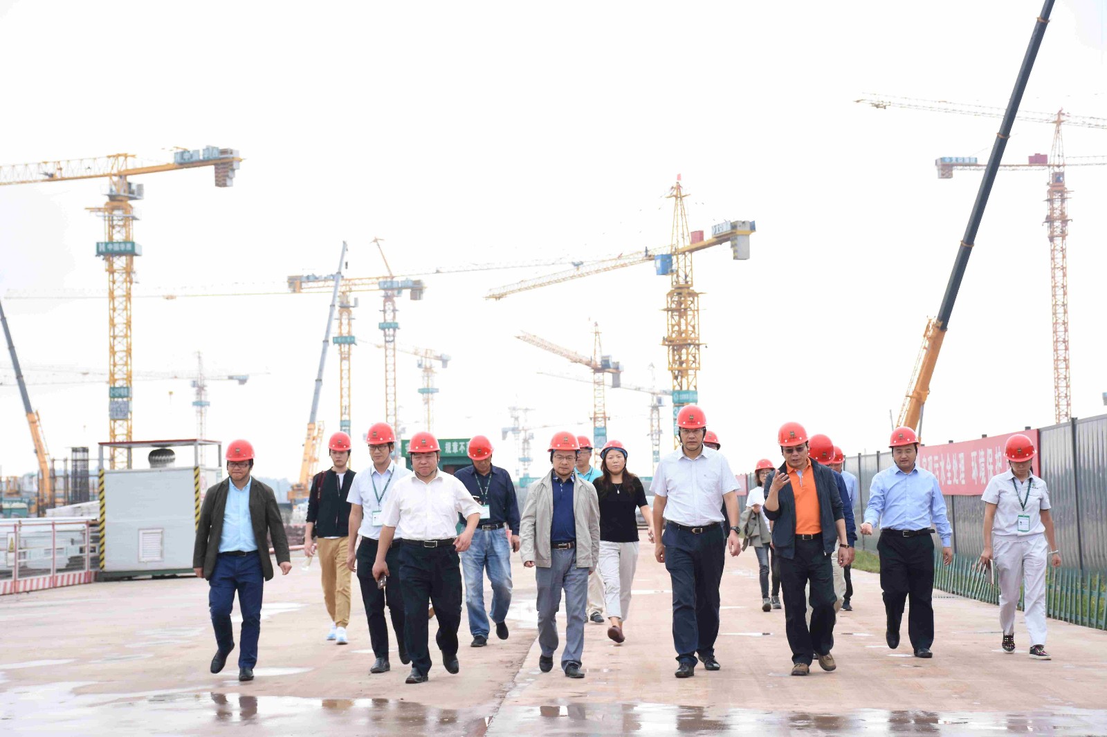 集团党委书记、董事长陈贵林一行到天府机场项目、东来印象项目调研